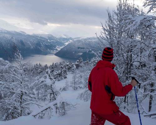 Snowshoe hiking in sognefjord, vinter in Balestrand , Explore Norway