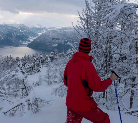 Snowshoe hiking in sognefjord, vinter in Balestrand , Explore Norway