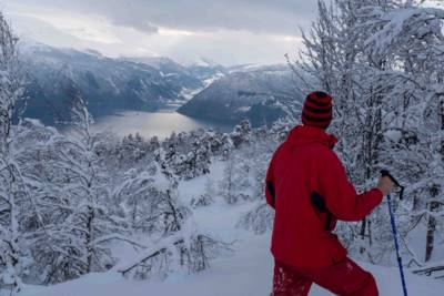 Snowshoe hiking in sognefjord, vinter in Balestrand , Explore Norway