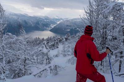 Snowshoe hiking in sognefjord, vinter in Balestrand , Explore Norway