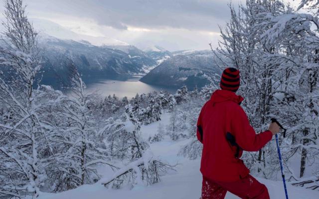 Snowshoe hiking in sognefjord, vinter in Balestrand , Explore Norway