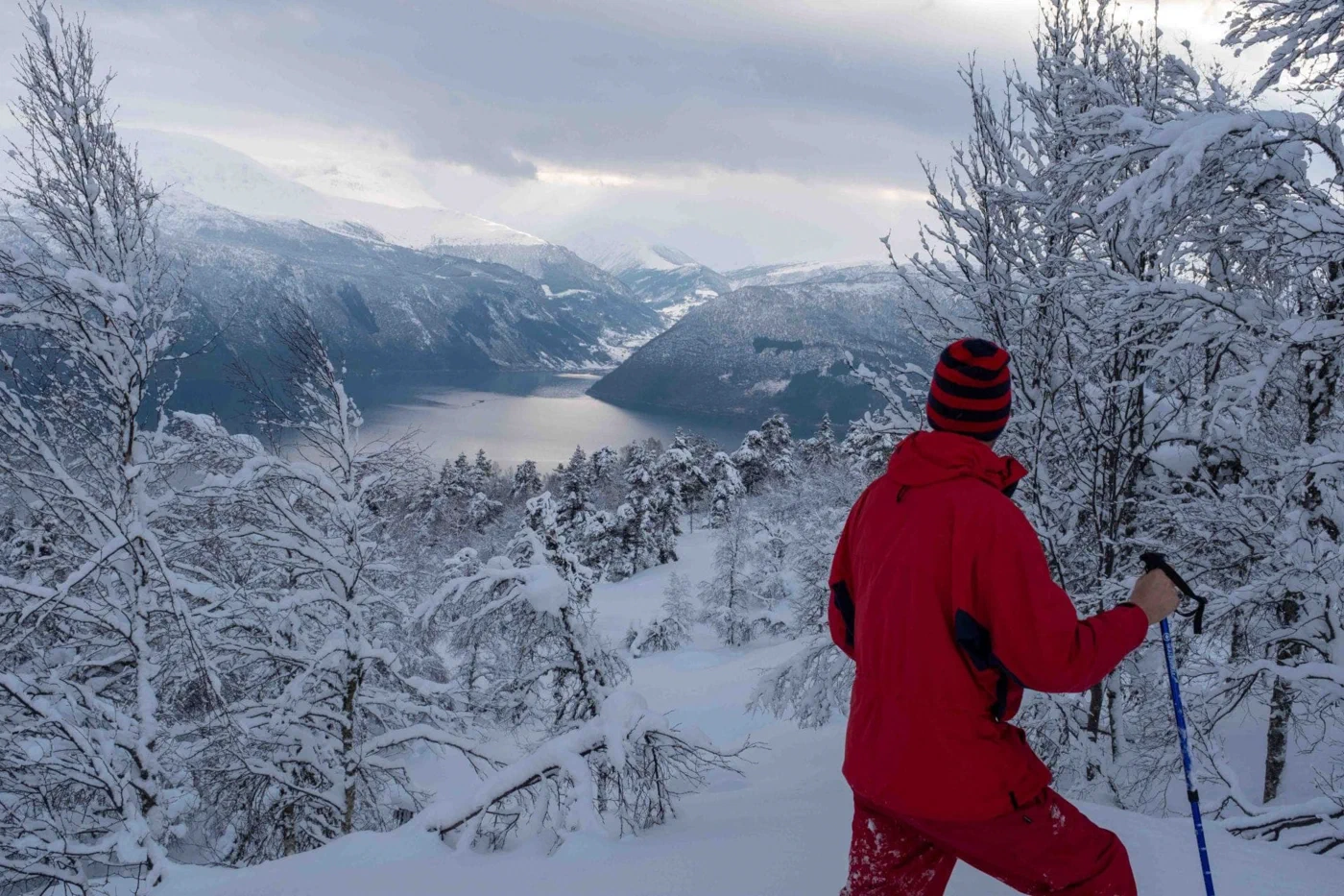 Snowshoe hiking in sognefjord, vinter in Balestrand , Explore Norway