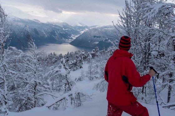 Snowshoe hiking in sognefjord, vinter in Balestrand , Explore Norway