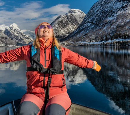 frihet og glede i Fjærland, vinter drakt og vår i båt