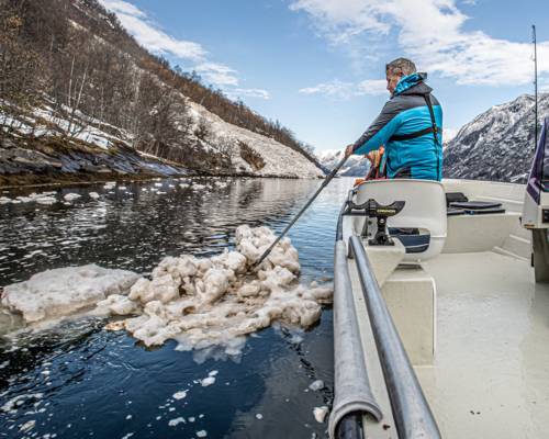 Kaptein Tor og Miss fjords med gjester og foto oppdrag i Fjærlandsfjorden, vinter