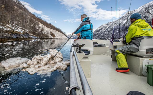 Kaptein Tor og Miss fjords med gjester og foto oppdrag i Fjærlandsfjorden, vinter