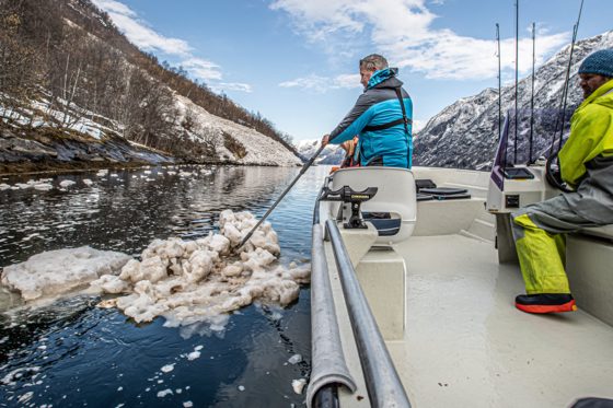Kaptein Tor og Miss fjords med gjester og foto oppdrag i Fjærlandsfjorden, vinter