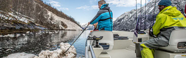 Kaptein Tor og Miss fjords med gjester og foto oppdrag i Fjærlandsfjorden, vinter