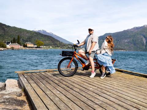 Hva med å bytte ut rullingen på Instagram med en ekte, rolig rulling langs fjorden?