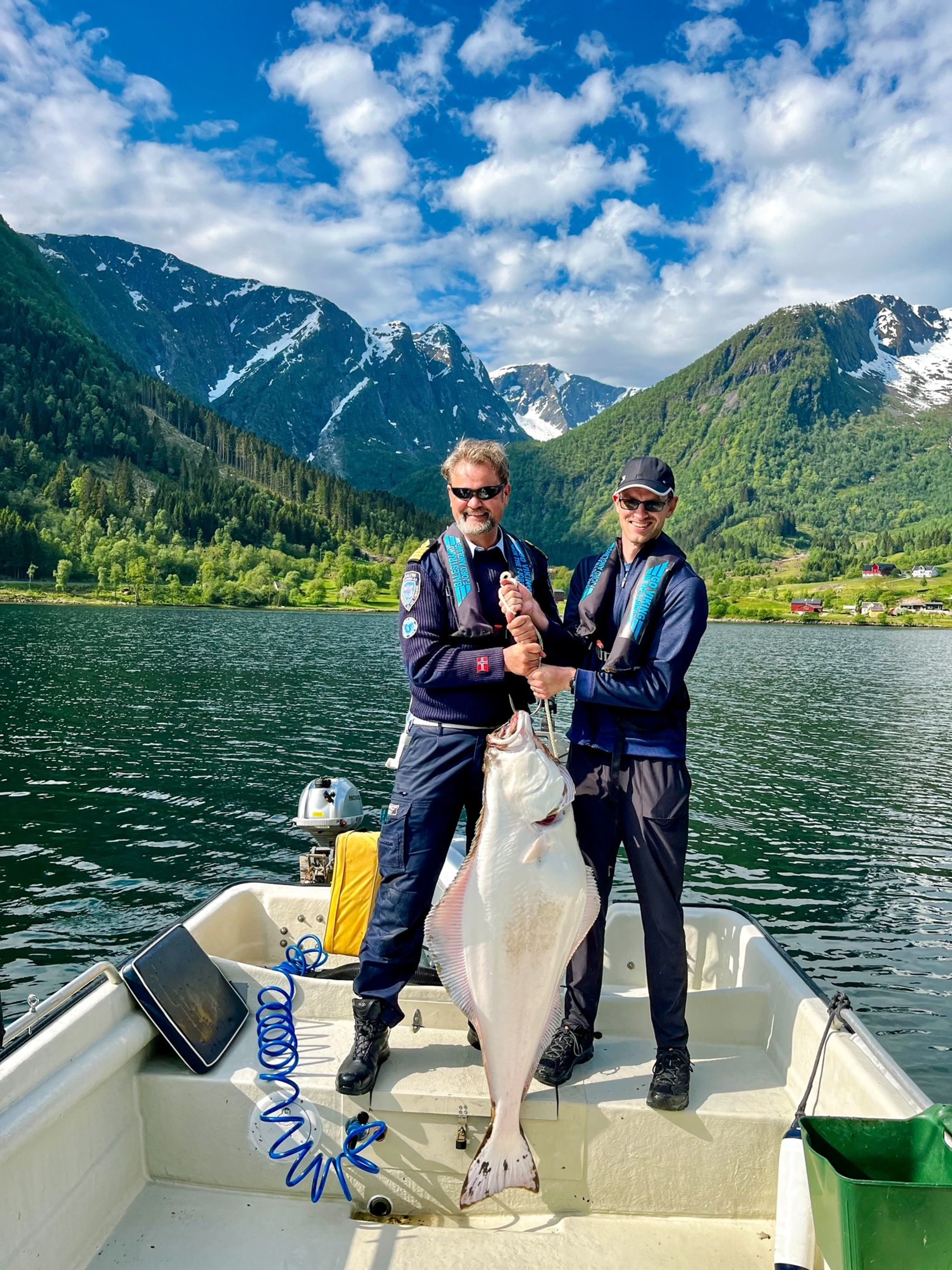 A 23-kilo halibut in Esefjorden, family on a fishing trip in the Sognefjord and high mountains. Fantastic.