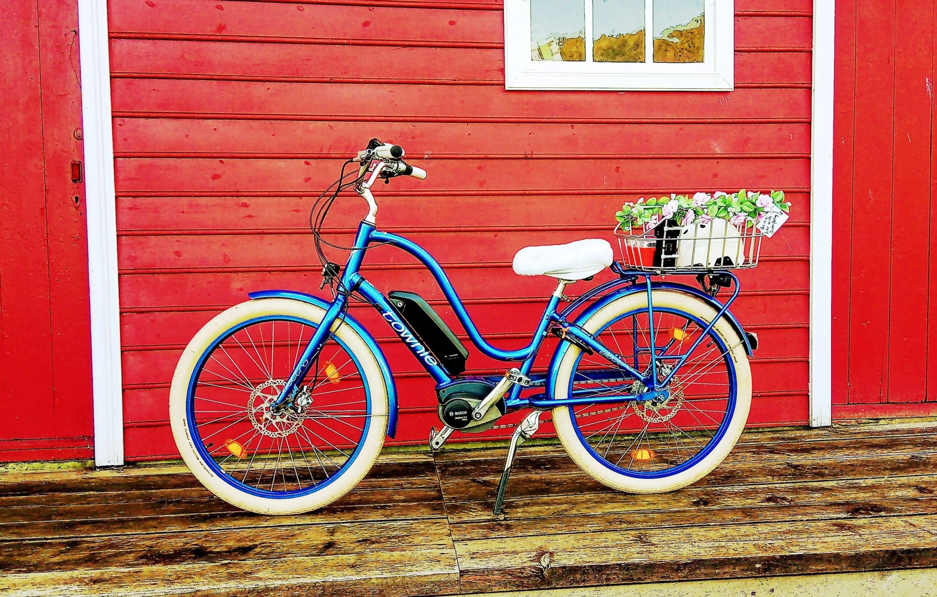 Electra Townie e-bike ready for rental in Balestrand with fjord and mountain views