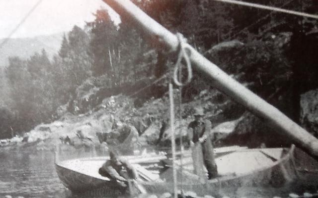 Anders H Balevik (gutt) og Hans Balevik fanger laks på Veganeset i laksnota i Sognefjorden (Laks I Sikte)
