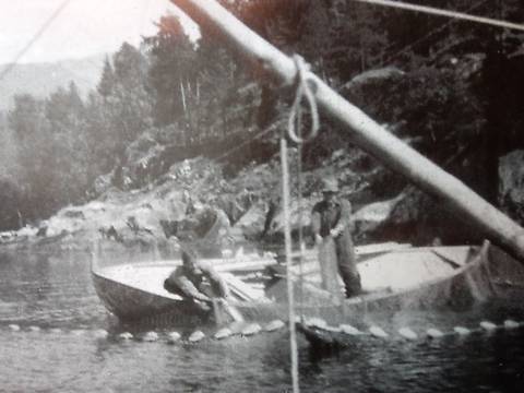 Anders H Balevik (gutt) og Hans Balevik fanger laks på Veganeset i laksnota i Sognefjorden (Laks I Sikte)