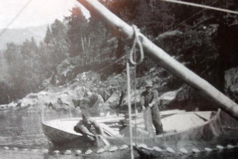 Anders H Balevik (gutt) og Hans Balevik fanger laks på Veganeset i laksnota i Sognefjorden (Laks I Sikte)