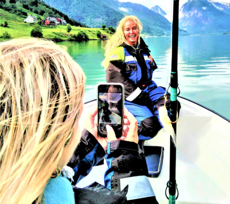 damer on-the-go Instagram fantastiske Fjærland. Sporty fisketur opplevelse blant høye fjell i Sognefjorden
