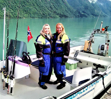 damer i blå flytedresser holder en sporty stil og oppdagelse i sognefjorden