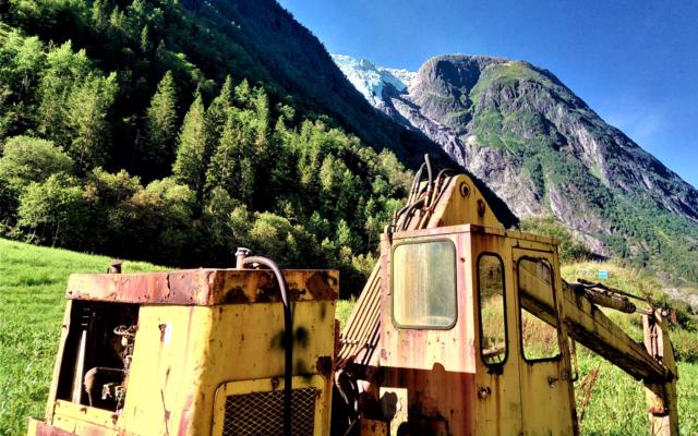 Gravemaskin i fjærland, supphelledalen og isbre ,sykkeltur