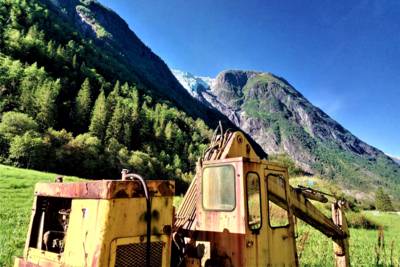 Gravemaskin i fjærland, supphelledalen og isbre ,sykkeltur