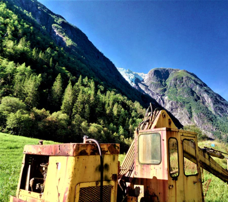 Gravemaskin i fjærland, supphelledalen og isbre ,sykkeltur
