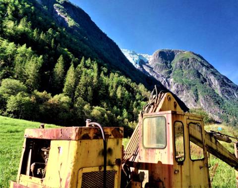 Gravemaskin i fjærland, supphelledalen og isbre ,sykkeltur