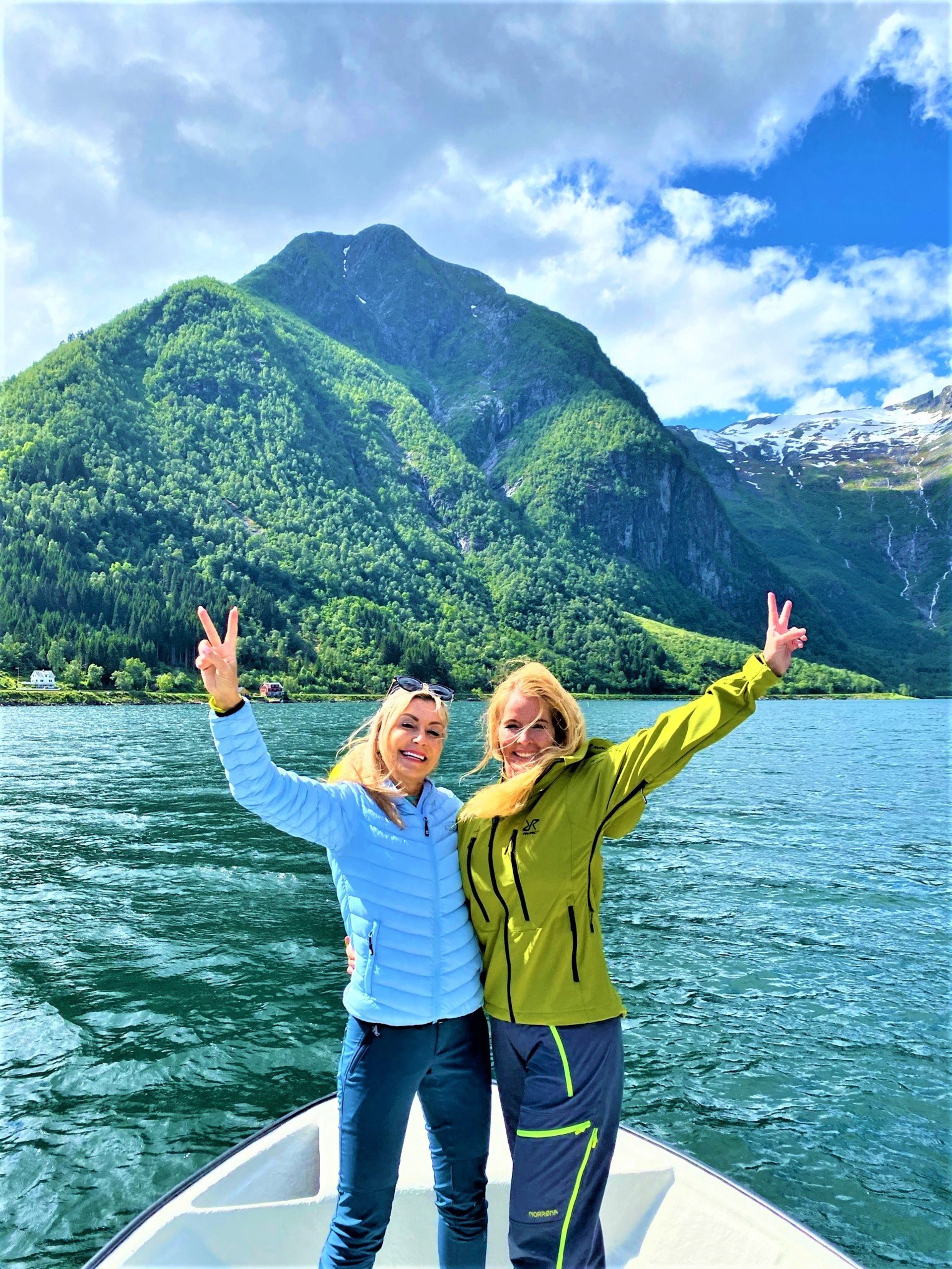 Fantastic Sognefjord and girlfriends on a sporty mountain hike and fishing in Esefjorden, Balestrand