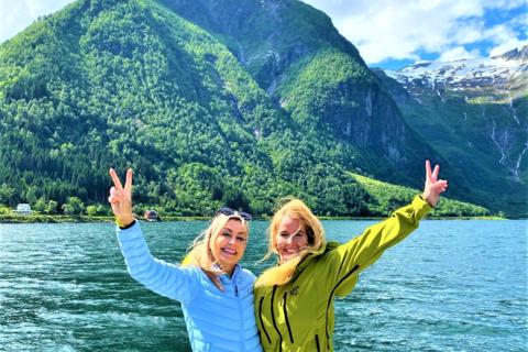 Fantastic Sognefjord and girlfriends on a sporty mountain hike and fishing in Esefjorden, Balestrand