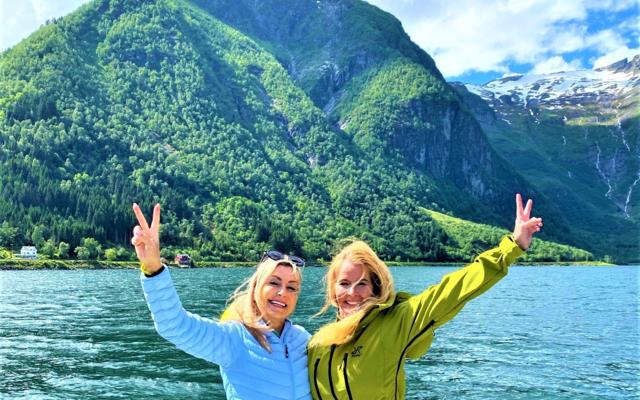 Fantastic Sognefjord and girlfriends on a sporty mountain hike and fishing in Esefjorden, Balestrand
