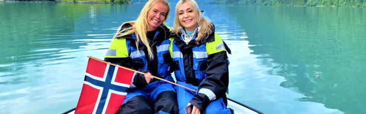 Kaptein Tor og Miss fjords med norske damer på foto oppdrag i Fjærlandsfjorden, juli er fantastisk og grønn fjord