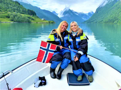 Kaptein Tor og Miss fjords med norske damer på foto oppdrag i Fjærlandsfjorden, juli er fantastisk og grønn fjord