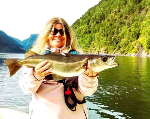 fiske tur i sognefjorden, gøy på landet stor Lyr og dorging, vakker fjord
